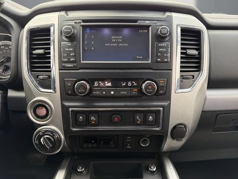 Used 2017 Nissan Titan PRO-4X w/ Pro-4x Convenience Package AWD/4WD image 17