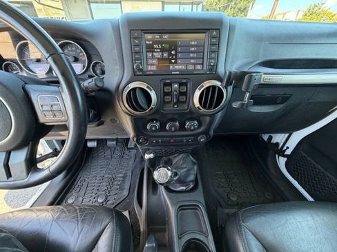 Used 2016 Jeep Wrangler Unlimited Sahara AWD/4WD image 13