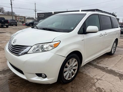 Used 2017 Toyota Sienna XLE w/ XLE Navigation Package image 3