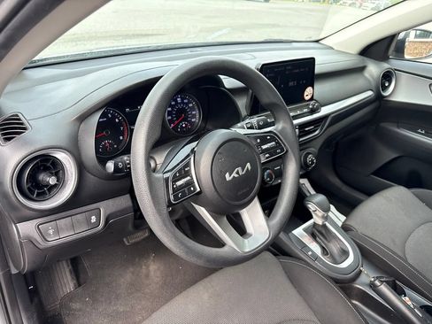Used 2023 Kia Forte LXS FWD image 4
