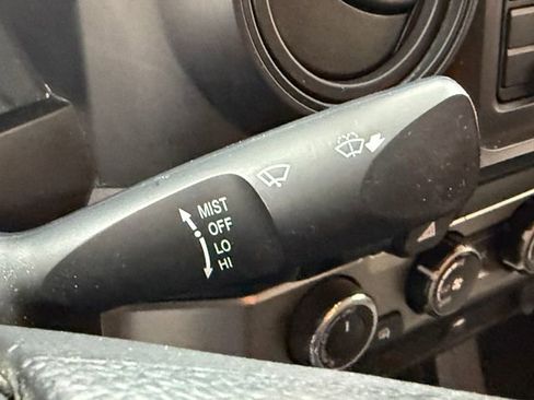 Used 2016 Toyota Tacoma SR w/ SR Convenience Package image 13