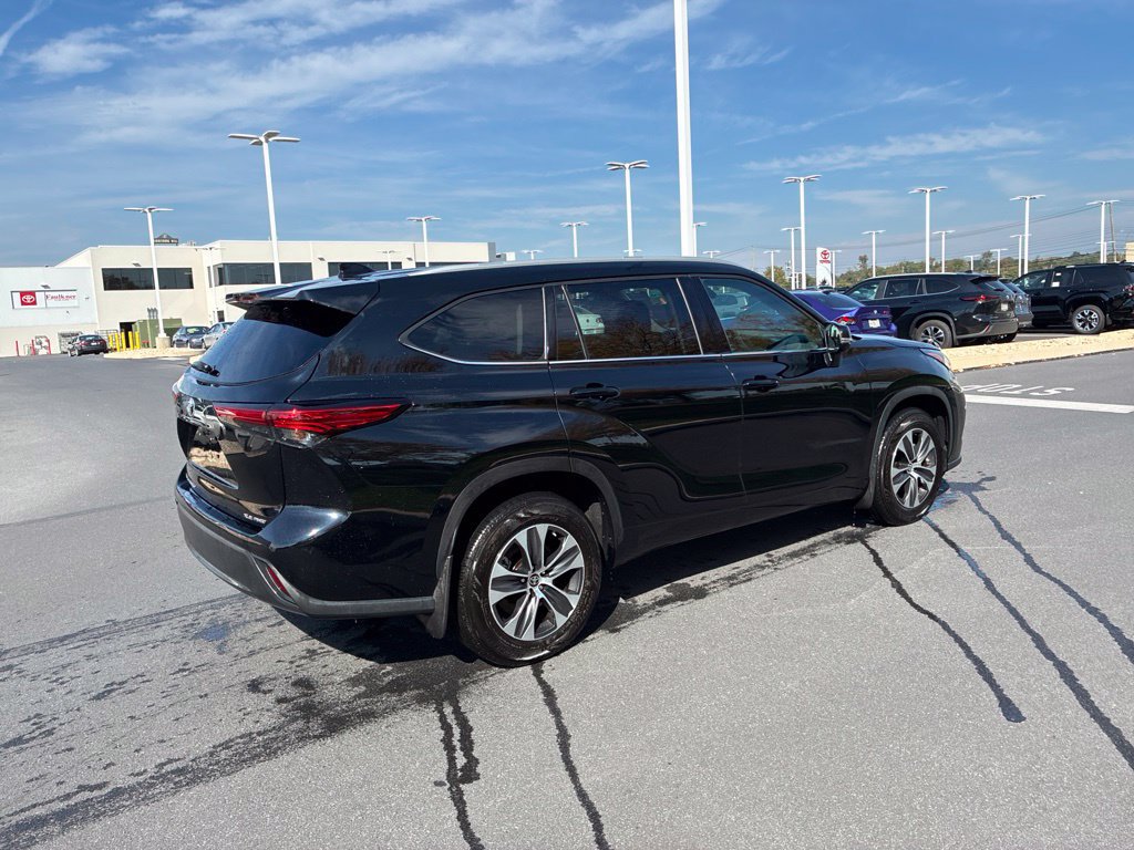 Used 2022 Toyota Highlander XLE AWD/4WD image 7