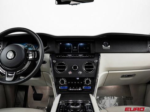 Used 2021 Rolls-Royce Cullinan image 26