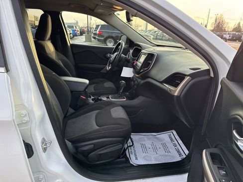 Used 2018 Jeep Cherokee Latitude w/ Cold Weather Group image 10