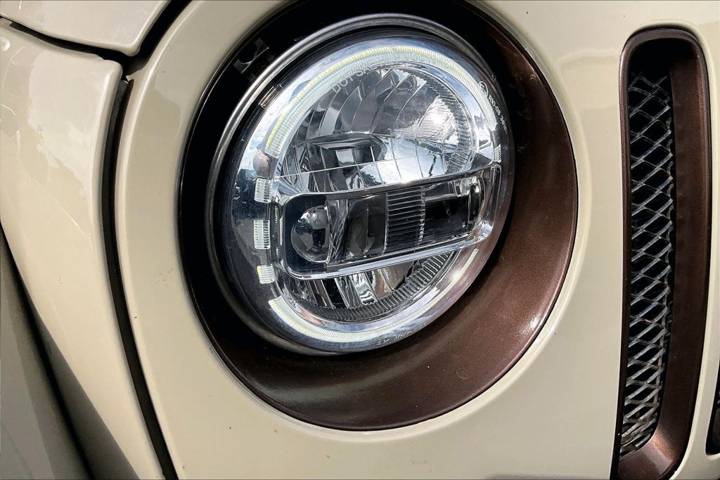 Used 2018 Jeep Wrangler Unlimited Sahara w/ Connectivity Group AWD/4WD image 31