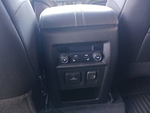 Used 2022 Chevrolet Traverse Premier FWD image 17