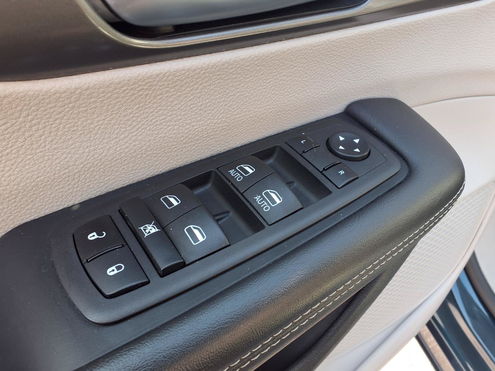 Used 2023 Chrysler Pacifica Touring-L FWD image 22