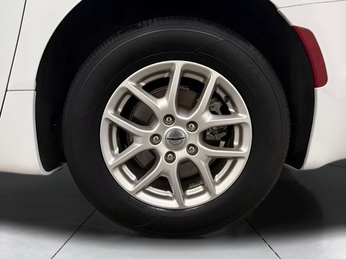 Used 2024 Chrysler Pacifica Touring-L FWD image 30