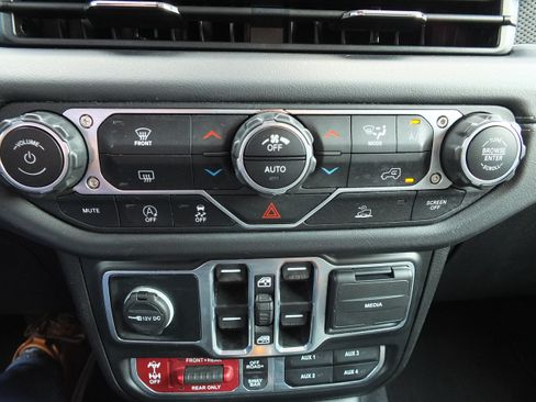 Used 2025 Jeep Wrangler Unlimited Rubicon AWD/4WD image 28