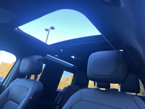 Used 2023 Land Rover Defender 110 75th Limited Edition image 27