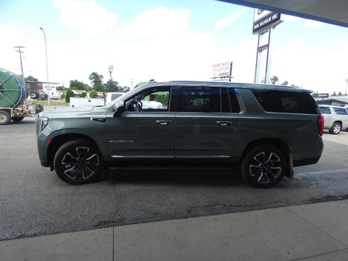 Used 2023 GMC Yukon XL SLT AWD/4WD image 10