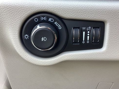 Used 2024 Chrysler Pacifica Select image 35