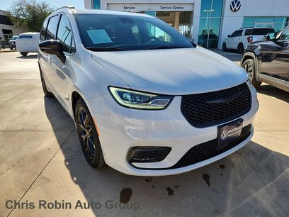 Used 2025 Chrysler Pacifica Limited