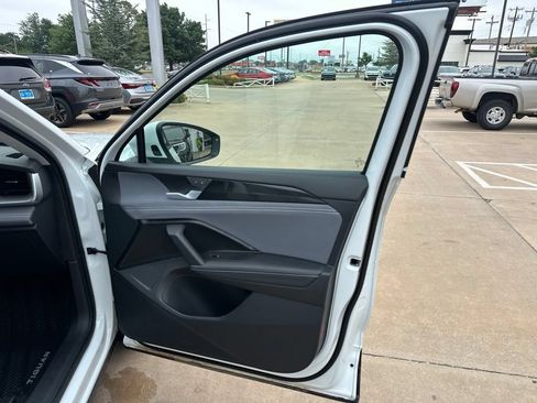 Used 2026 Volkswagen Tiguan SE AWD/4WD image 21