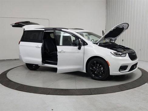 New 2026 Chrysler Pacifica Limited w/ S Appearance Package image 9