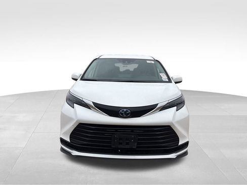 Used 2024 Toyota Sienna LE image 10