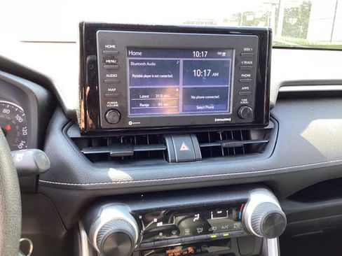 Used 2021 Toyota RAV4 LE FWD image 4