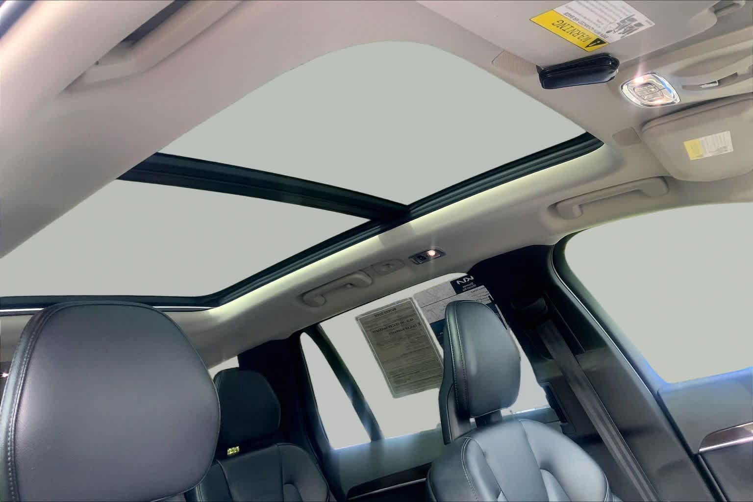 Used 2018 Volvo XC90 T5 Momentum w/ Convenience Package FWD image 13