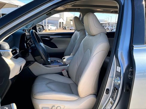 Used 2023 Toyota Highlander Platinum image 8