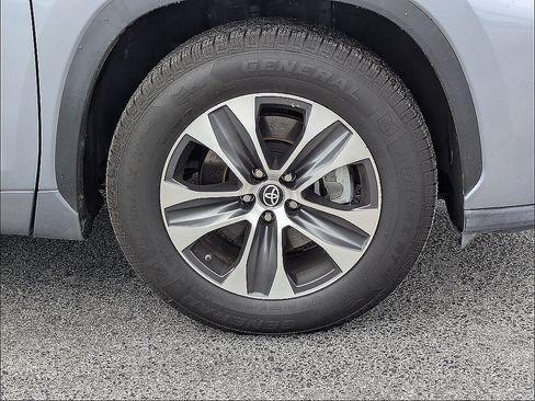 Used 2023 Toyota Highlander XLE FWD image 13