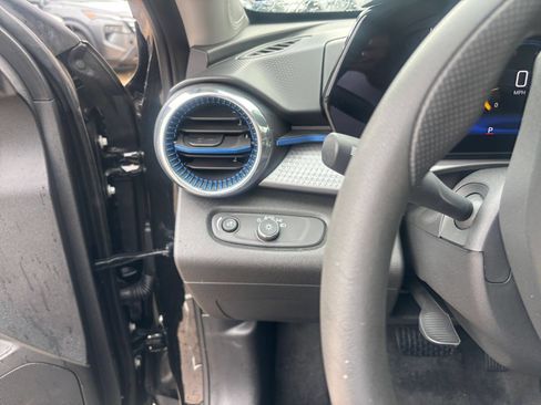 Used 2025 Chevrolet Trax LT FWD image 34