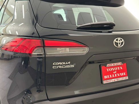 Certified 2024 Toyota Corolla Cross XLE image 7
