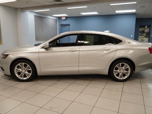 Used 2015 Chevrolet Impala LT w/ Convenience Package image 2