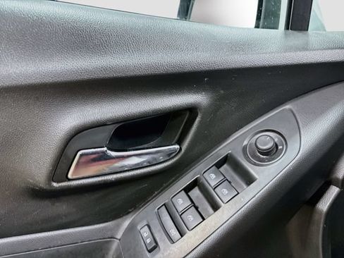 Used 2018 Chevrolet Trax LT w/ LT Convenience Package AWD/4WD image 16