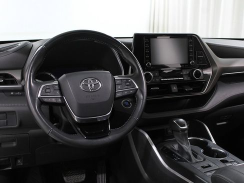 Used 2021 Toyota Highlander XLE image 6