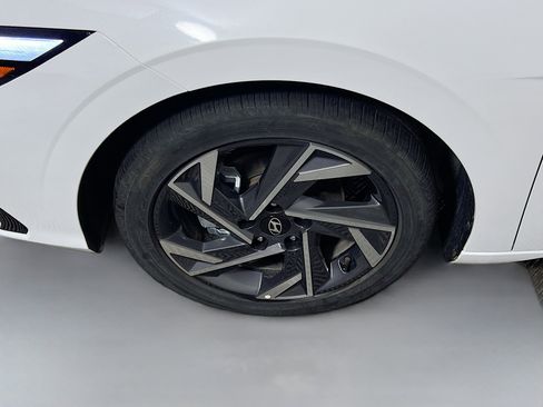 Used 2025 Hyundai Elantra SEL image 14