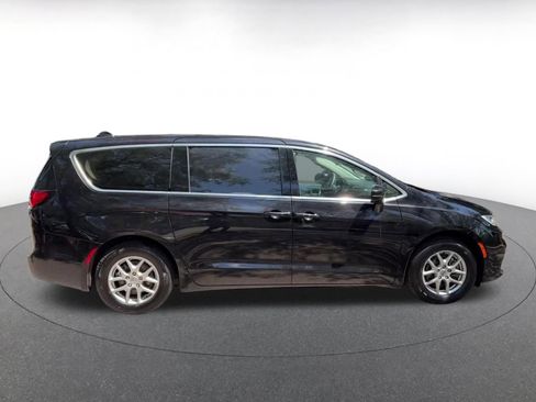 Used 2024 Chrysler Pacifica Touring-L FWD image 16