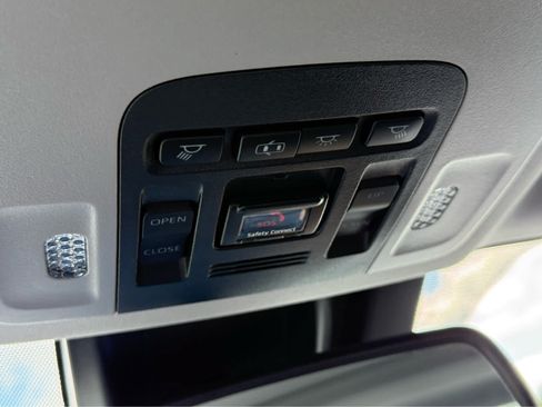 Used 2020 Toyota Camry XLE w/ Sunroof Package FWD image 18