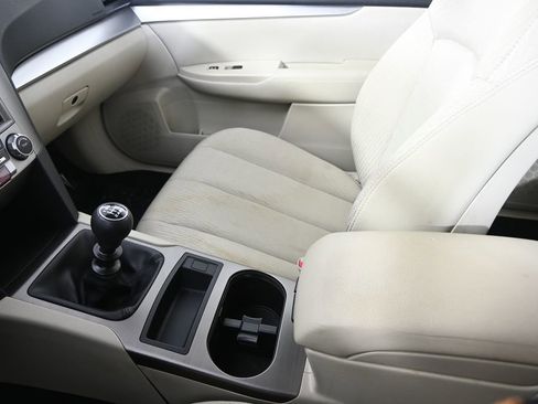 Used 2010 Subaru Outback 2.5i image 30