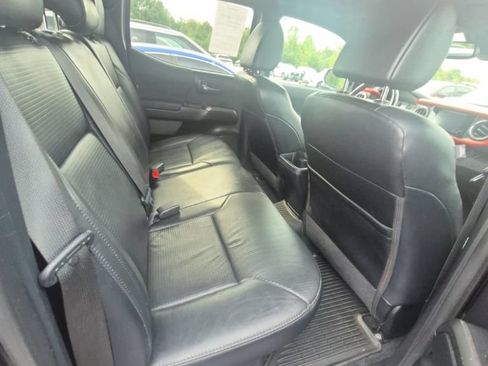 Used 2019 Toyota Tacoma TRD Sport w/ TRD Premium Sport Package AWD/4WD image 8