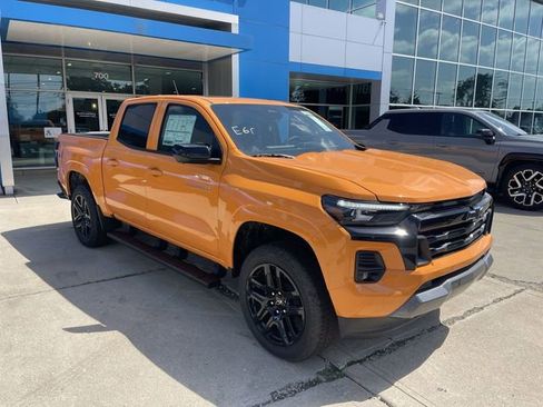 Used 2025 Chevrolet Colorado Z71 w/ Technology Package AWD/4WD image 2