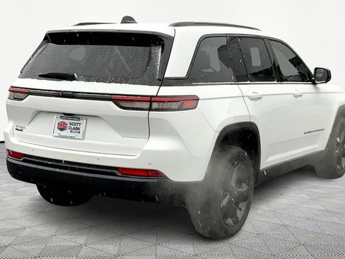 Used 2023 Jeep Grand Cherokee Altitude image 5