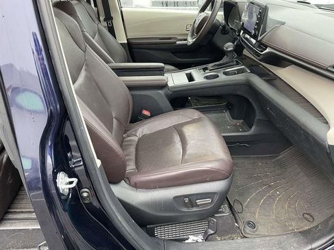 Used 2023 Toyota Sienna Platinum image 47