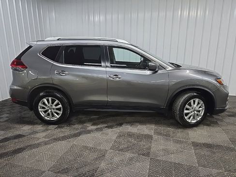 Used 2020 Nissan Rogue SV image 2