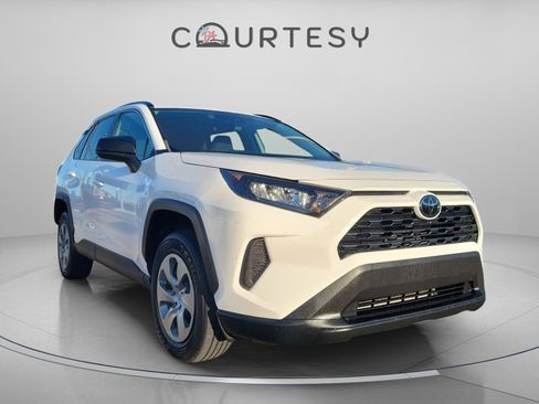 Used 2021 Toyota RAV4 LE image 4