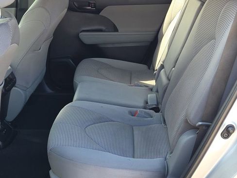 Used 2023 Toyota Highlander L image 15