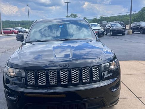 Used 2018 Jeep Grand Cherokee Altitude AWD/4WD image 4
