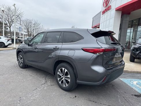 Used 2023 Toyota Highlander XLE image 3