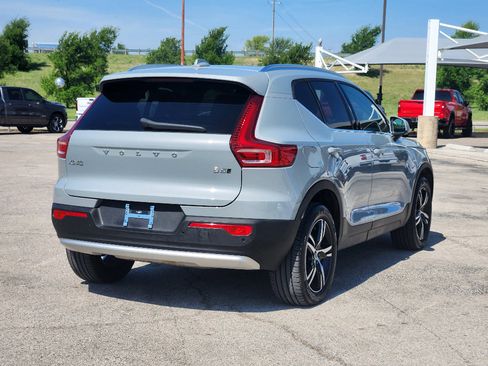 Used 2025 Volvo XC40 B5 Core image 5