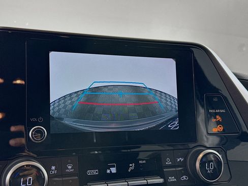 Used 2023 Toyota Highlander XLE FWD image 23