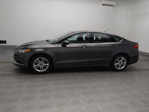 Used 2018 Ford Fusion SE w/ Fusion SE Technology Package FWD image 2