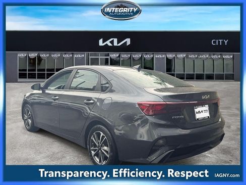 Used 2023 Kia Forte LXS w/ LXS Technology Package FWD image 5