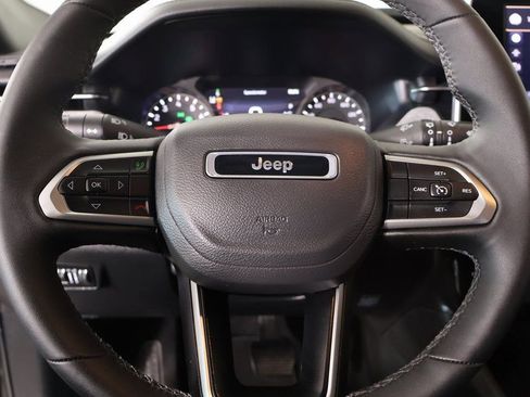 Used 2025 Jeep Compass Latitude image 3