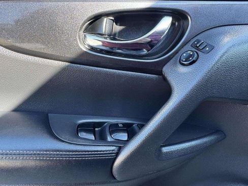 Used 2018 Nissan Rogue SV FWD image 18