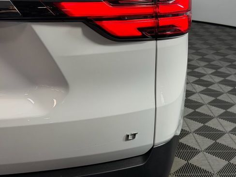 Used 2023 Chevrolet Traverse LT image 12