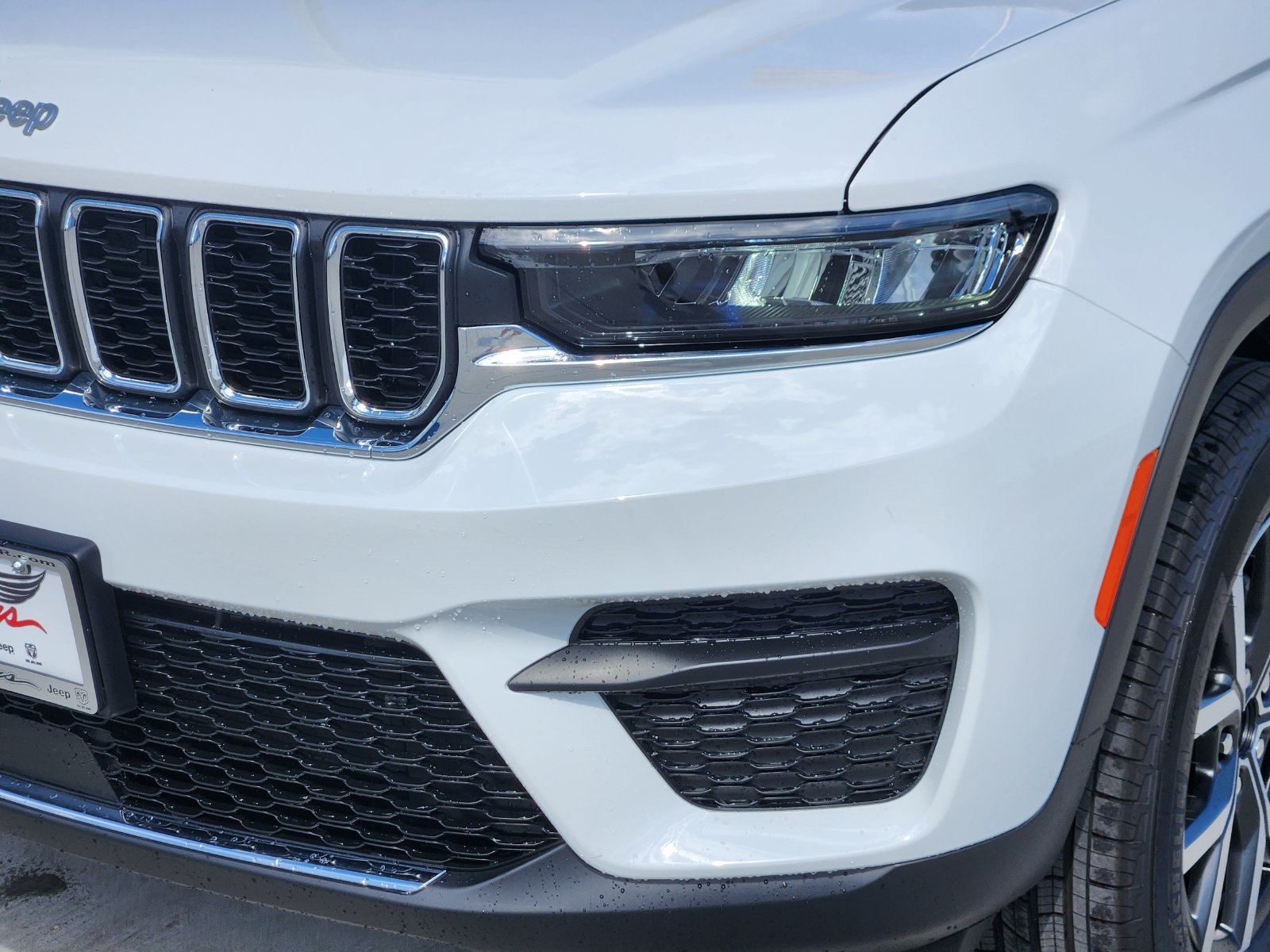 New 2027 Jeep Grand Cherokee Laredo X RWD image 8